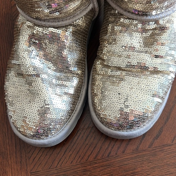 Gold Women’s UGH Classic Short Sequin Boots in size 8 - Picture 5 of 10